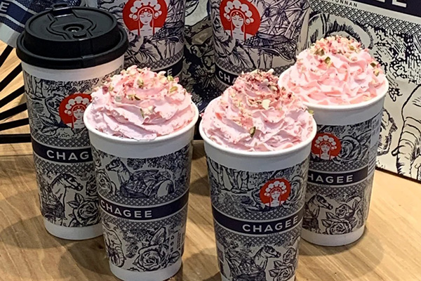 掌握创业机会,加盟霸王茶姬,共享茶饮行业的巨大商机! 掌握创业机会,加盟霸王茶姬,共享茶饮行业的巨大商机!